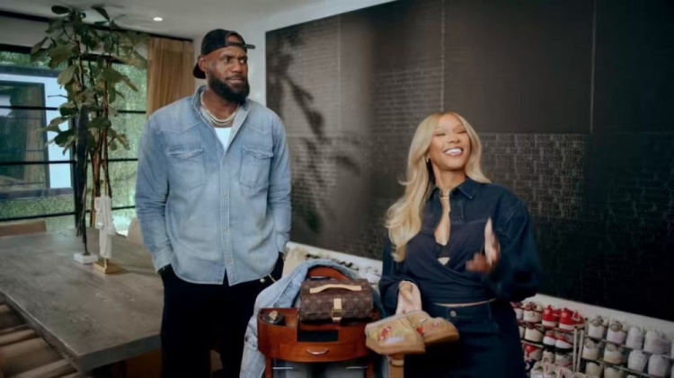 妻子为旅行时穿拖鞋愿被TSA搜身安检 詹姆斯搞笑吃醋：那是谁？