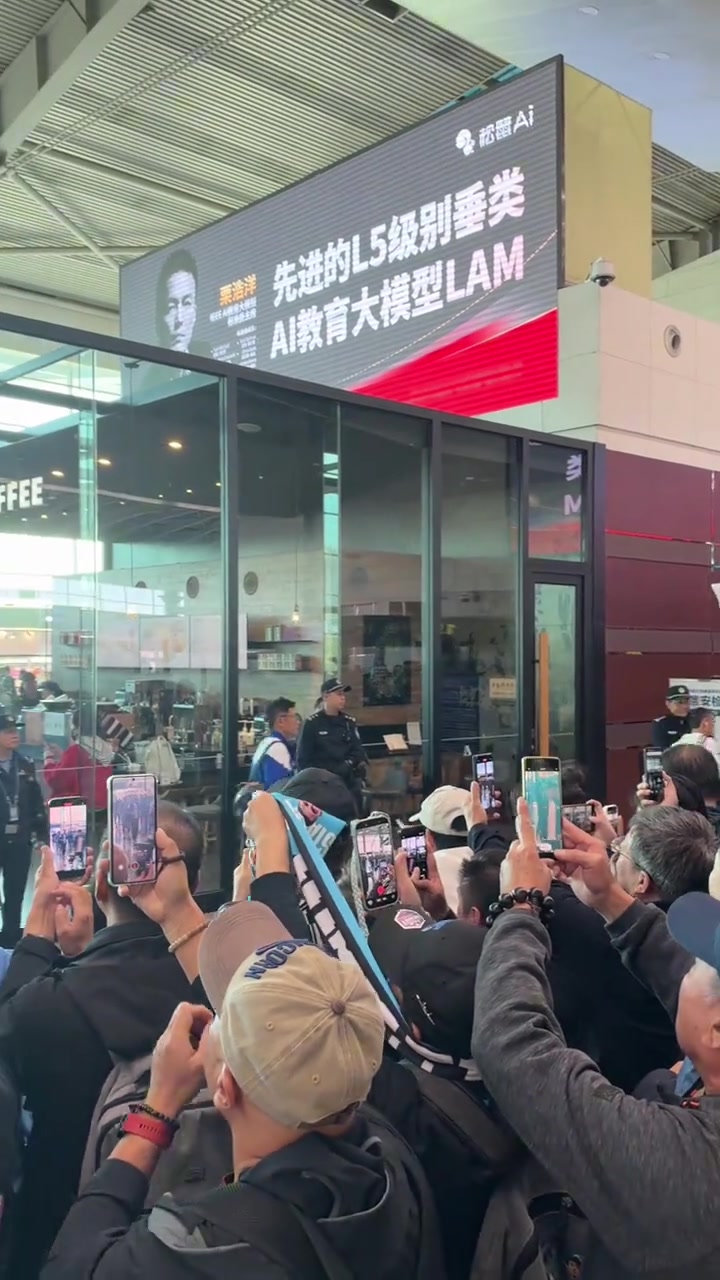 孤注一掷！大连英博今日全员出征成都，机场大批球迷前来壮行