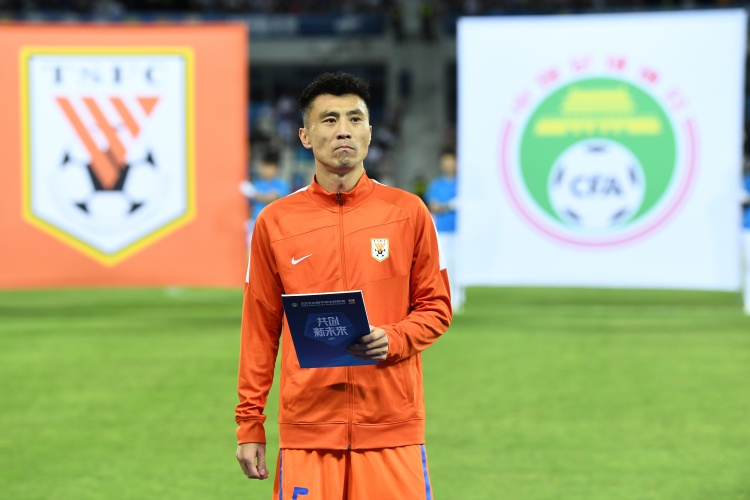 王大雷：用一场胜利送给郑铮，希望他手术顺利明年再一起战斗！